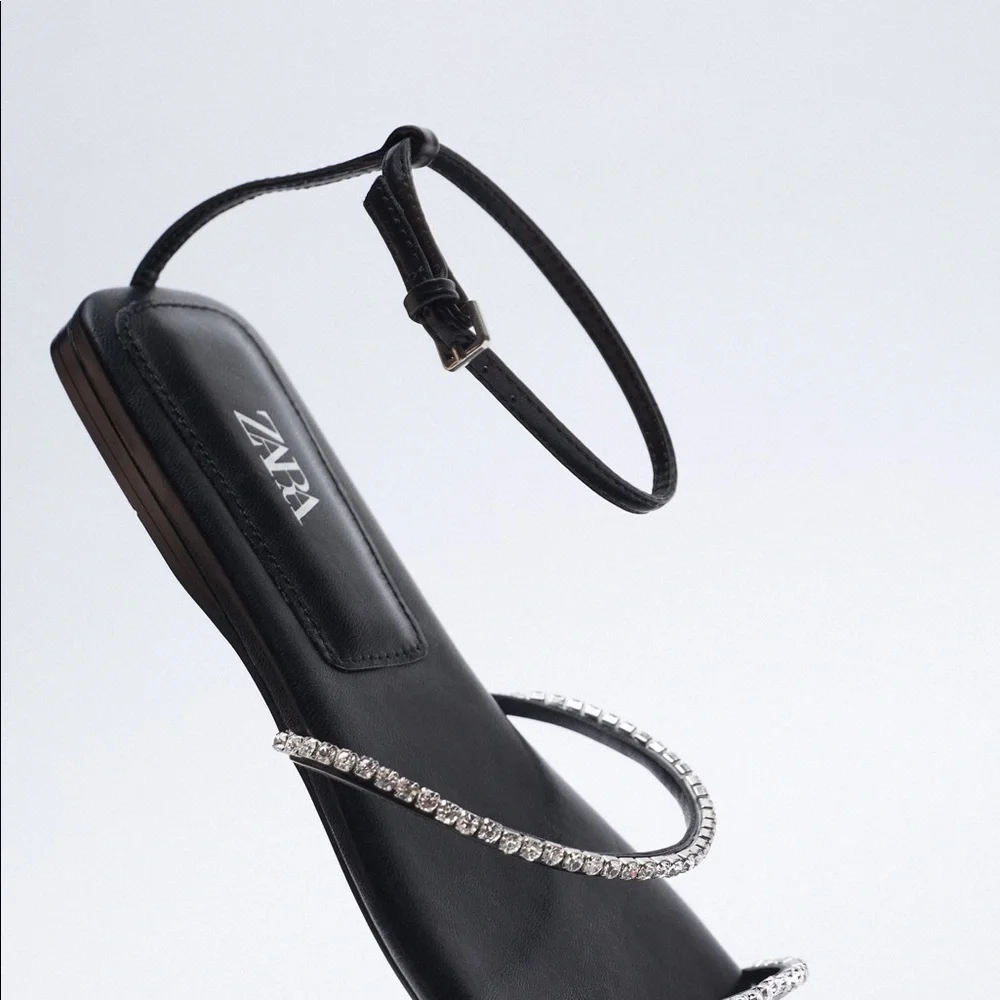 NWT. Zara Black Low Heeled Sandals. Size 8. - Picture 4 of 8